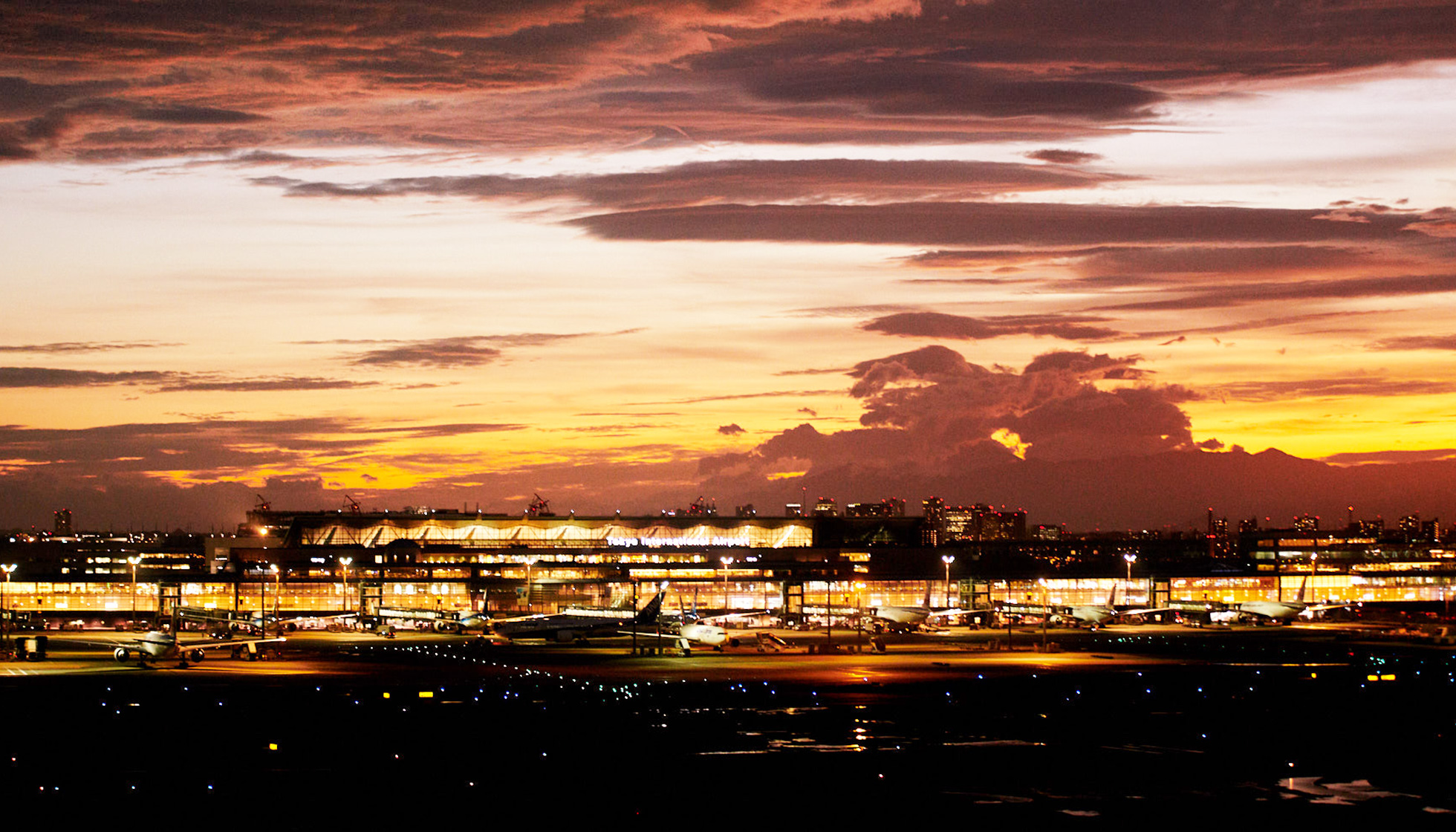 幻想的な夕日を望む 国内線第1旅客ターミナルの展望デッキ